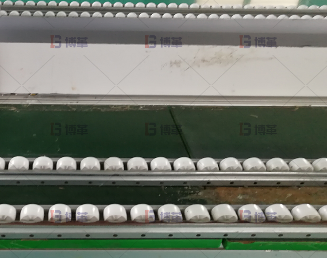 電子制造一般體積較小，使用精益管搭建貨架和無動(dòng)力滑動(dòng)部件，節(jié)約成本，提高效率。